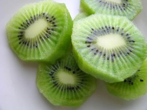 135798-425x319-kiwi_slices