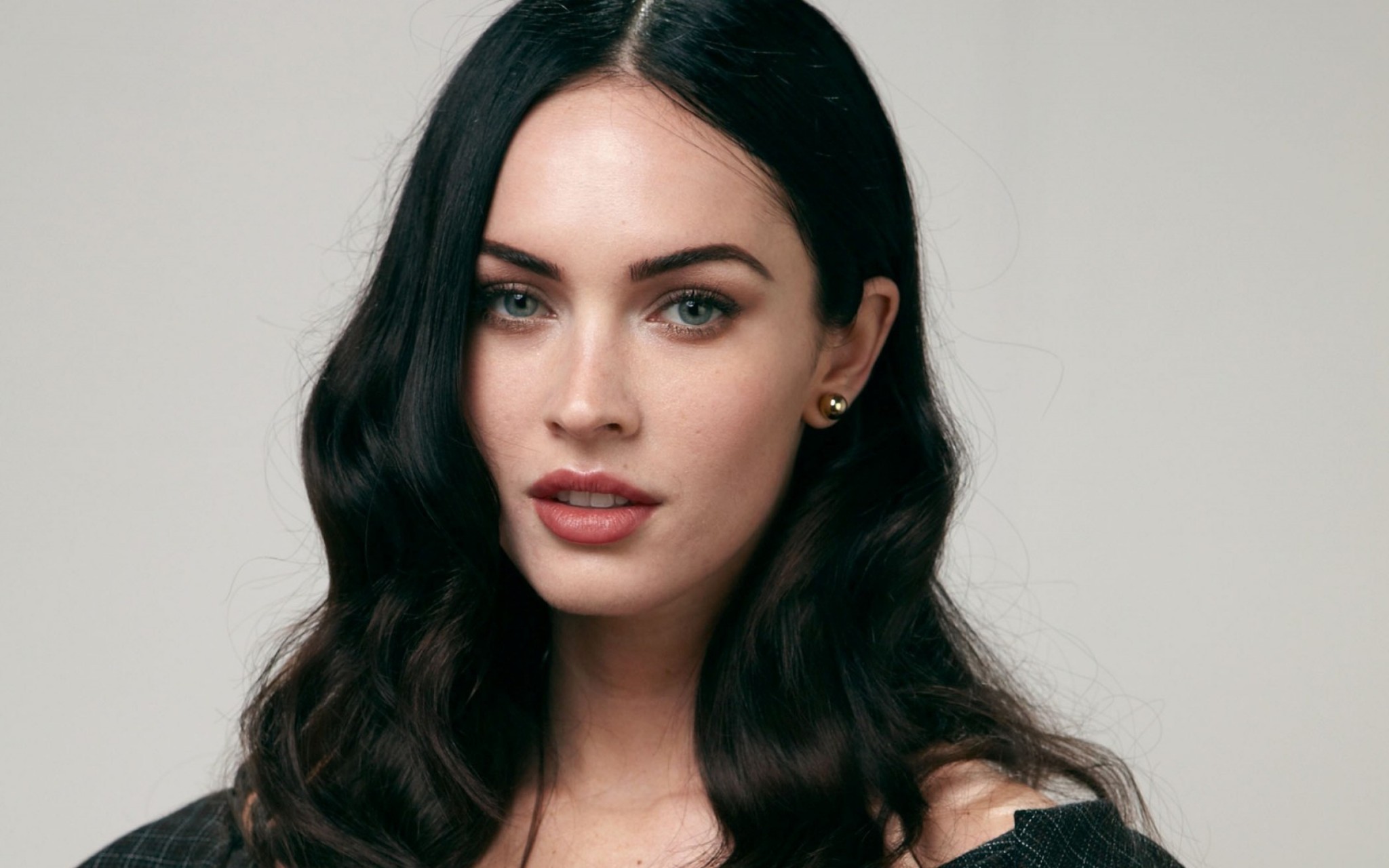 megan_fox_black_hair_makeup_actress_104379_3840x2400